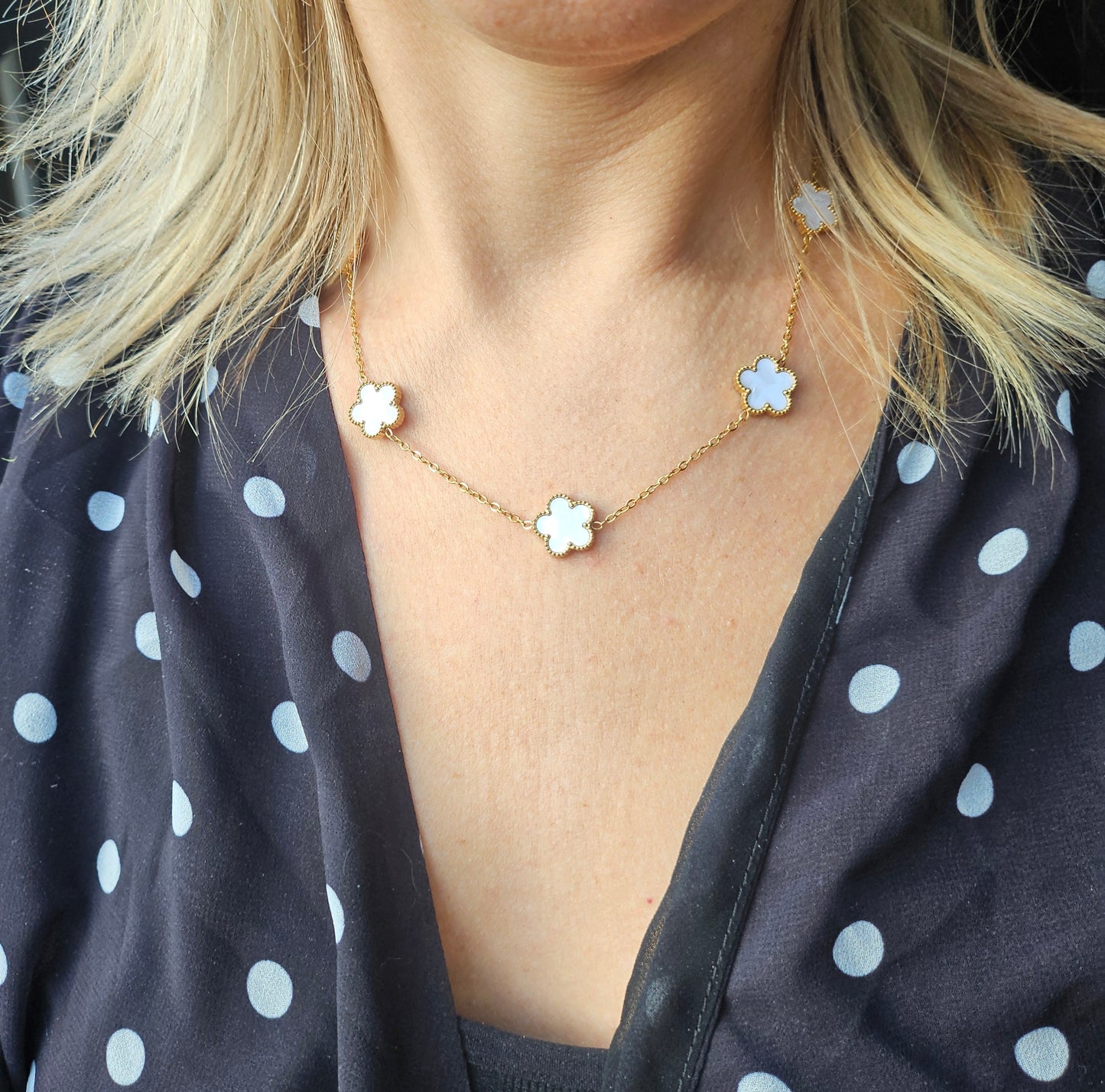 Collier_trefle_en_nacre_et_acier_inoxydable._Blanc_et_dore