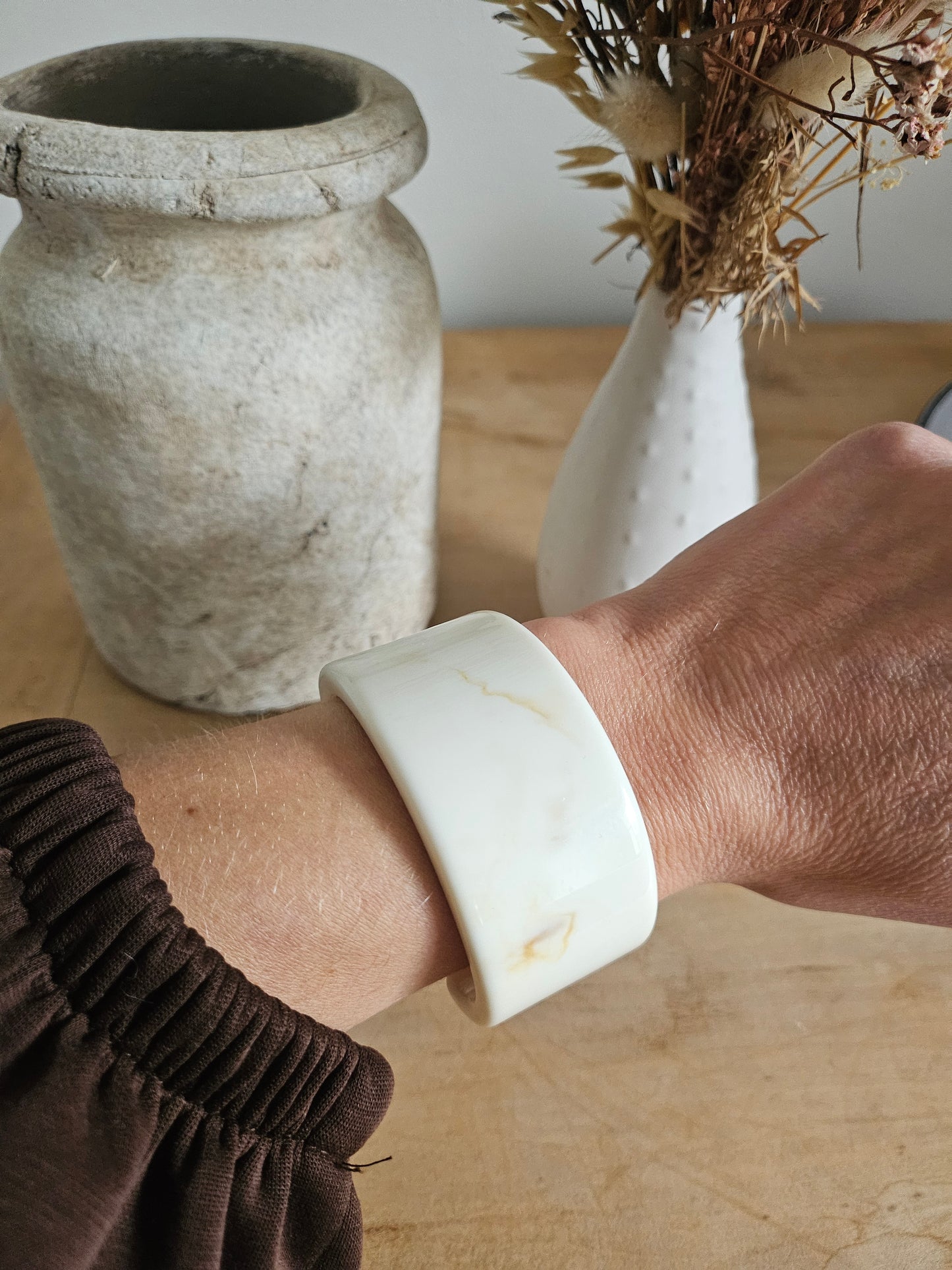 bracelet-femme-manchette-en-résine-ecru