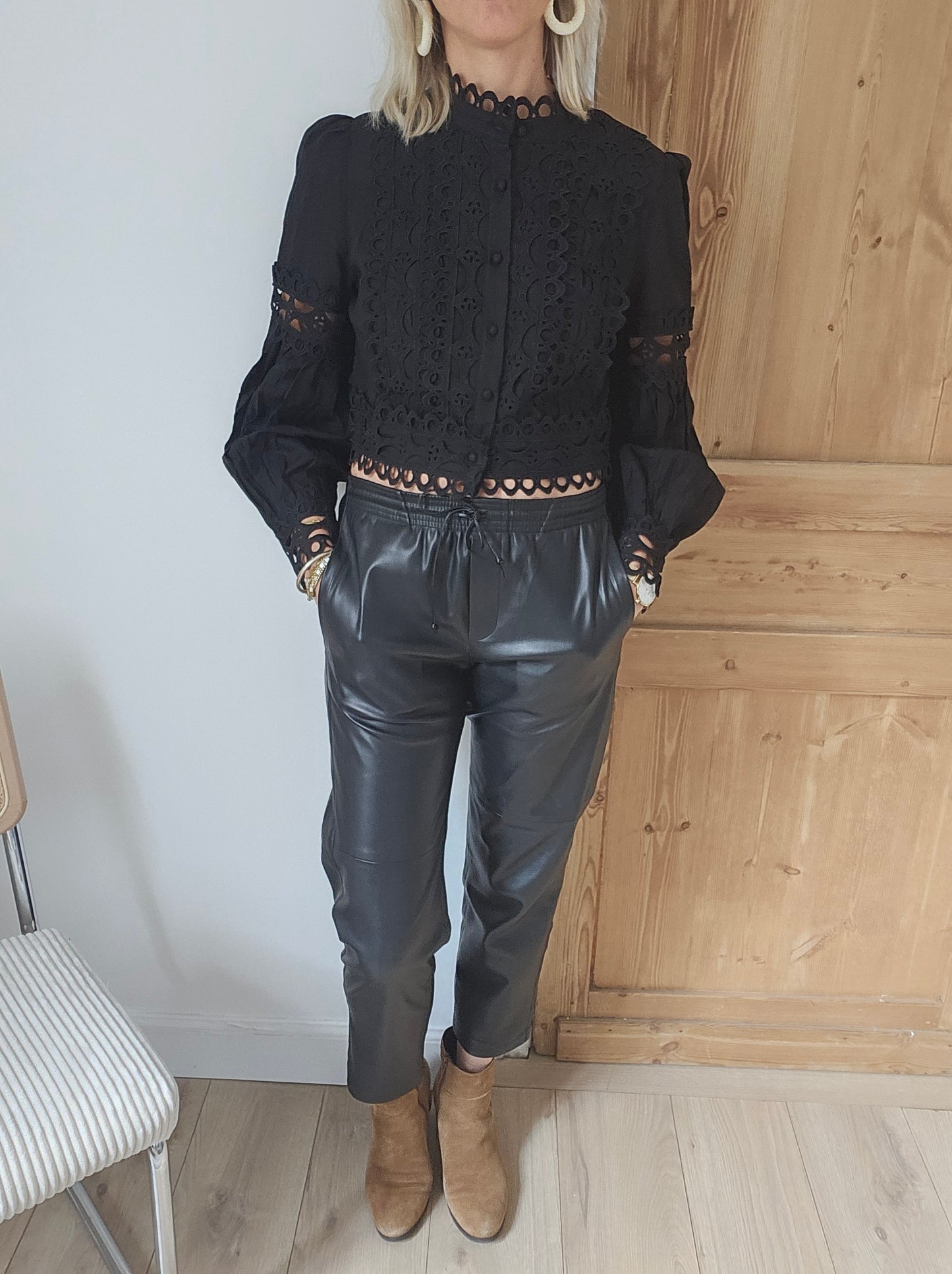 Chemise crop dentelle noire