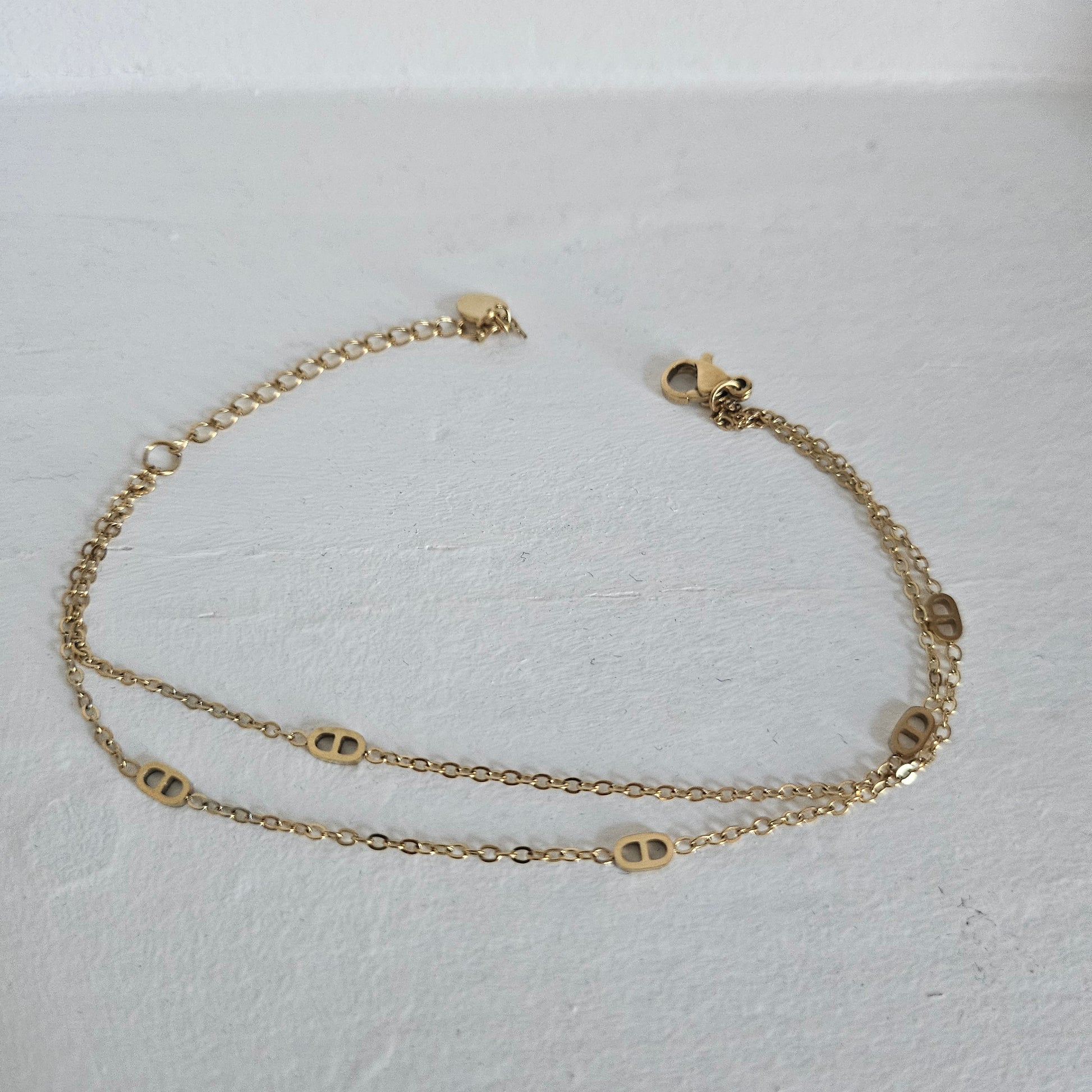 Bracelet double tour orné de boucles en acier inoxydable.