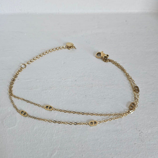 Bracelet double tour orné de boucles en acier inoxydable.