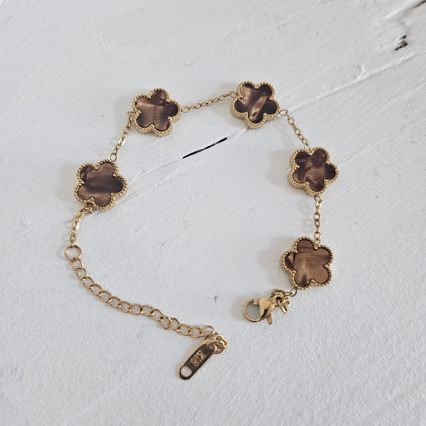 Bracelet trèfle en nacre et acier inoxydable. Marron.