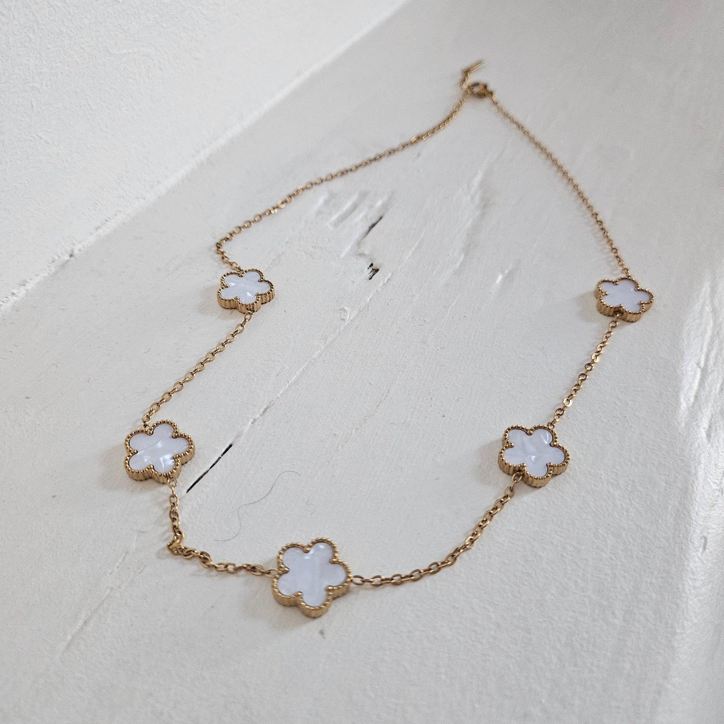 Collier trèfle en nacre et acier inoxydable. Blanc et doré.