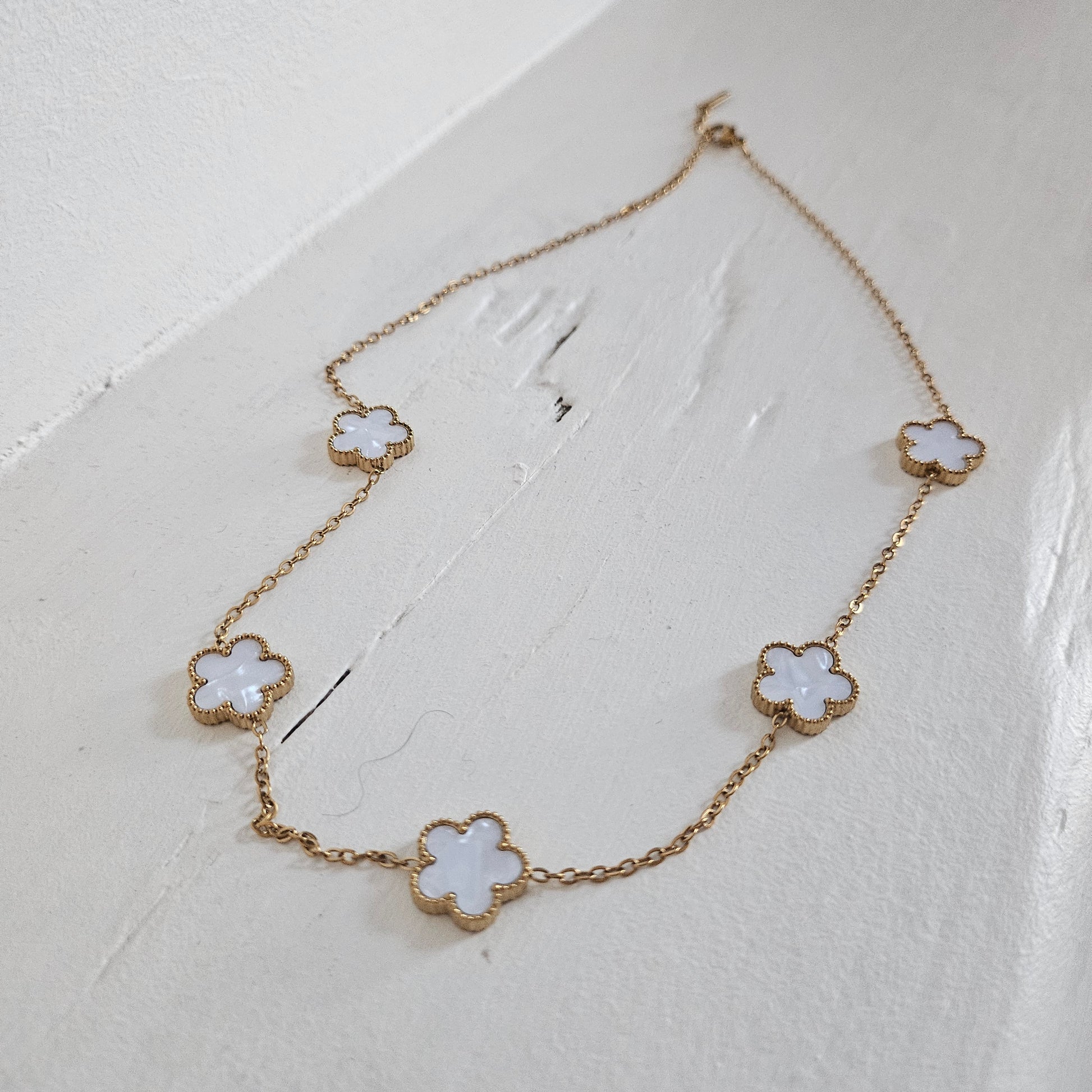 Collier trèfle en nacre et acier inoxydable. Blanc et doré.