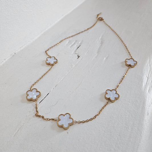 Collier trèfle en nacre et acier inoxydable. Blanc et doré.