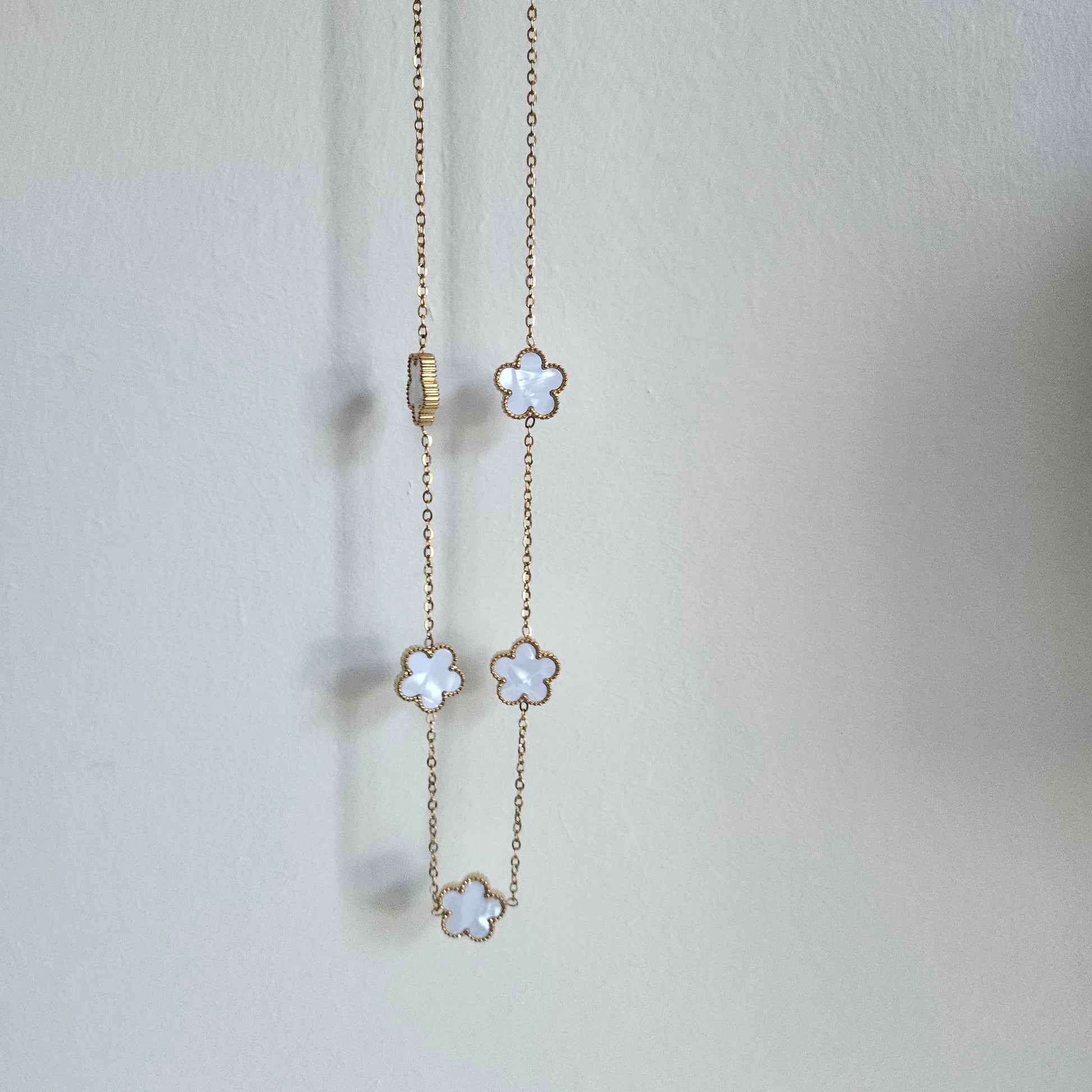Collier_trefle_en_nacre_et_acier_inoxydable._Blanc_et_dore