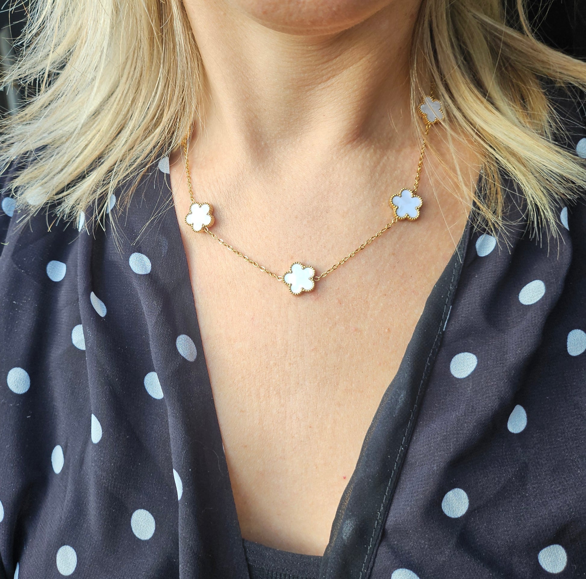 Collier_trefle_en_nacre_et_acier_inoxydable._Blanc_et_dore