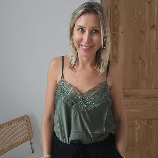 Debardeur-uni-fluide-dentelle-kaki-1