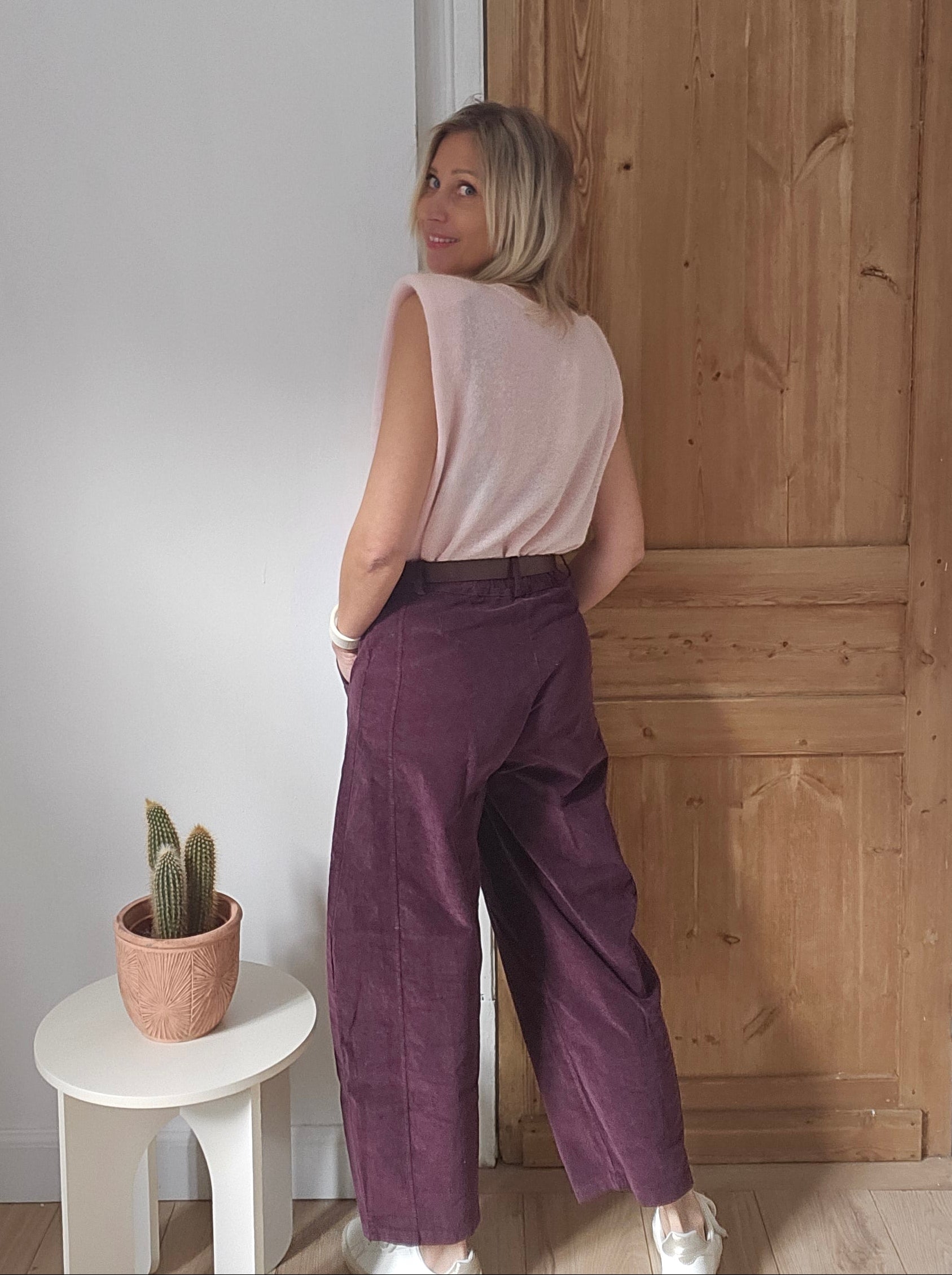 Pantalon_barrel_femme_en_velours_aubergine