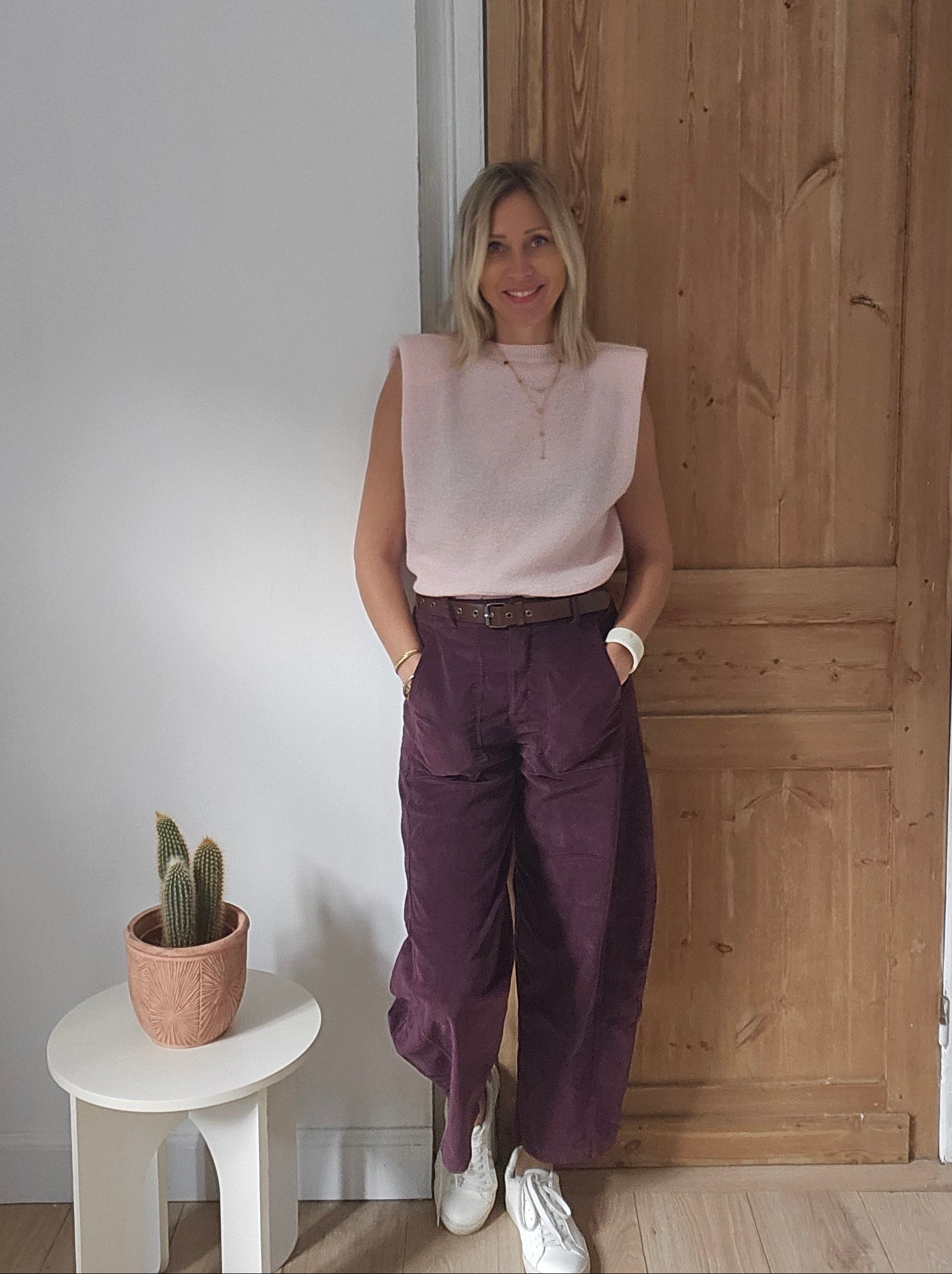 Pantalon_barrel_femme_en_velours_aubergine