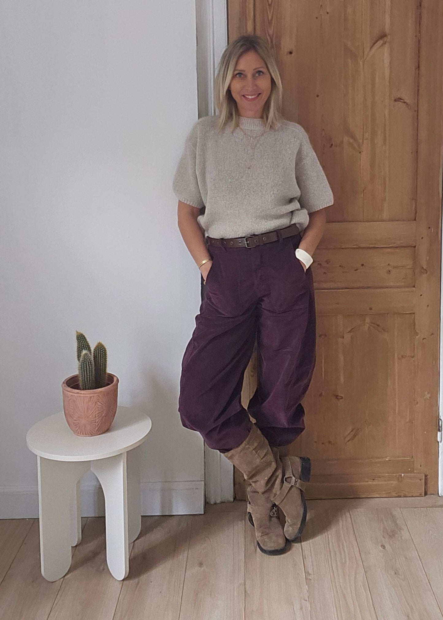 Pantalon_barrel_femme_en_velours_aubergine