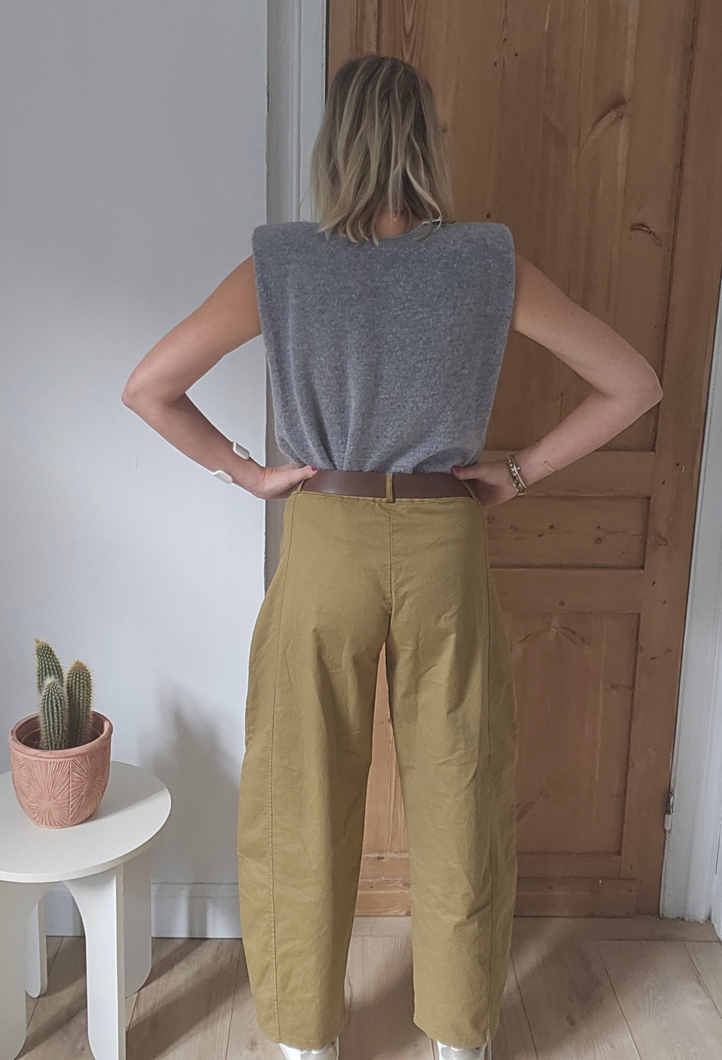 Pantalon_barrel_femme_moutarde