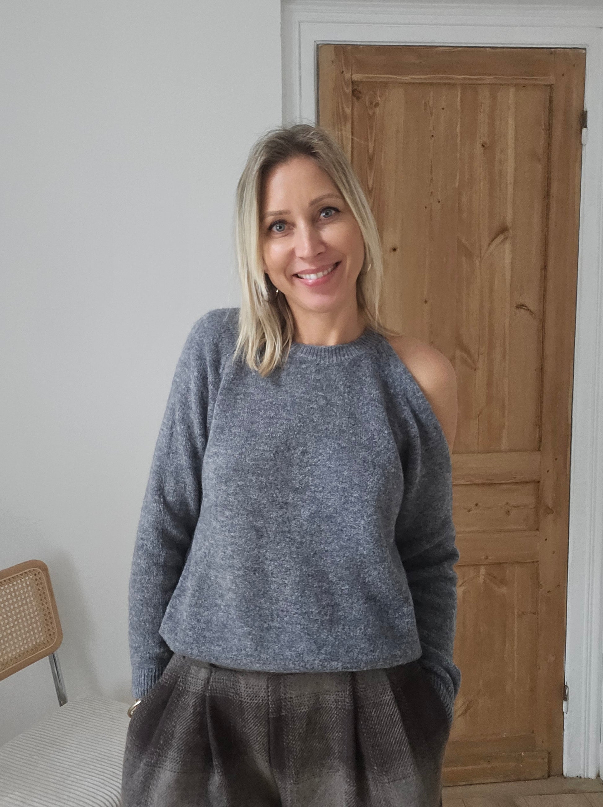 Pull-epaule-denude-gris