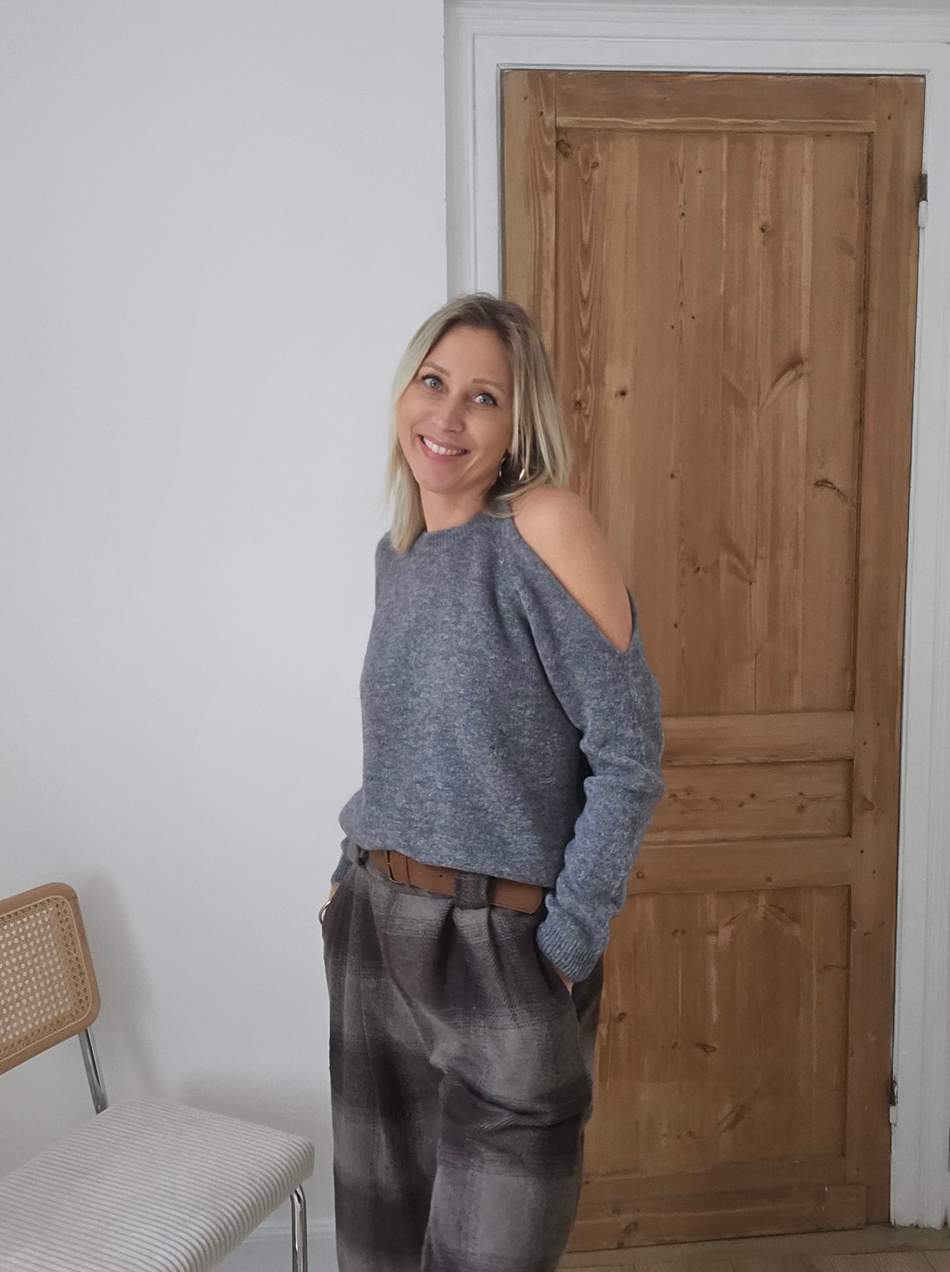Pull-epaule-denude-gris