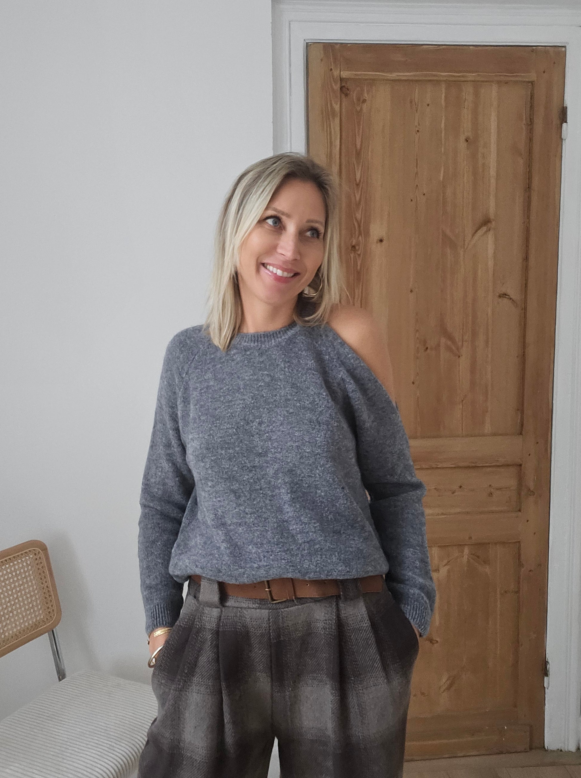 Pull-epaule-denude-gris