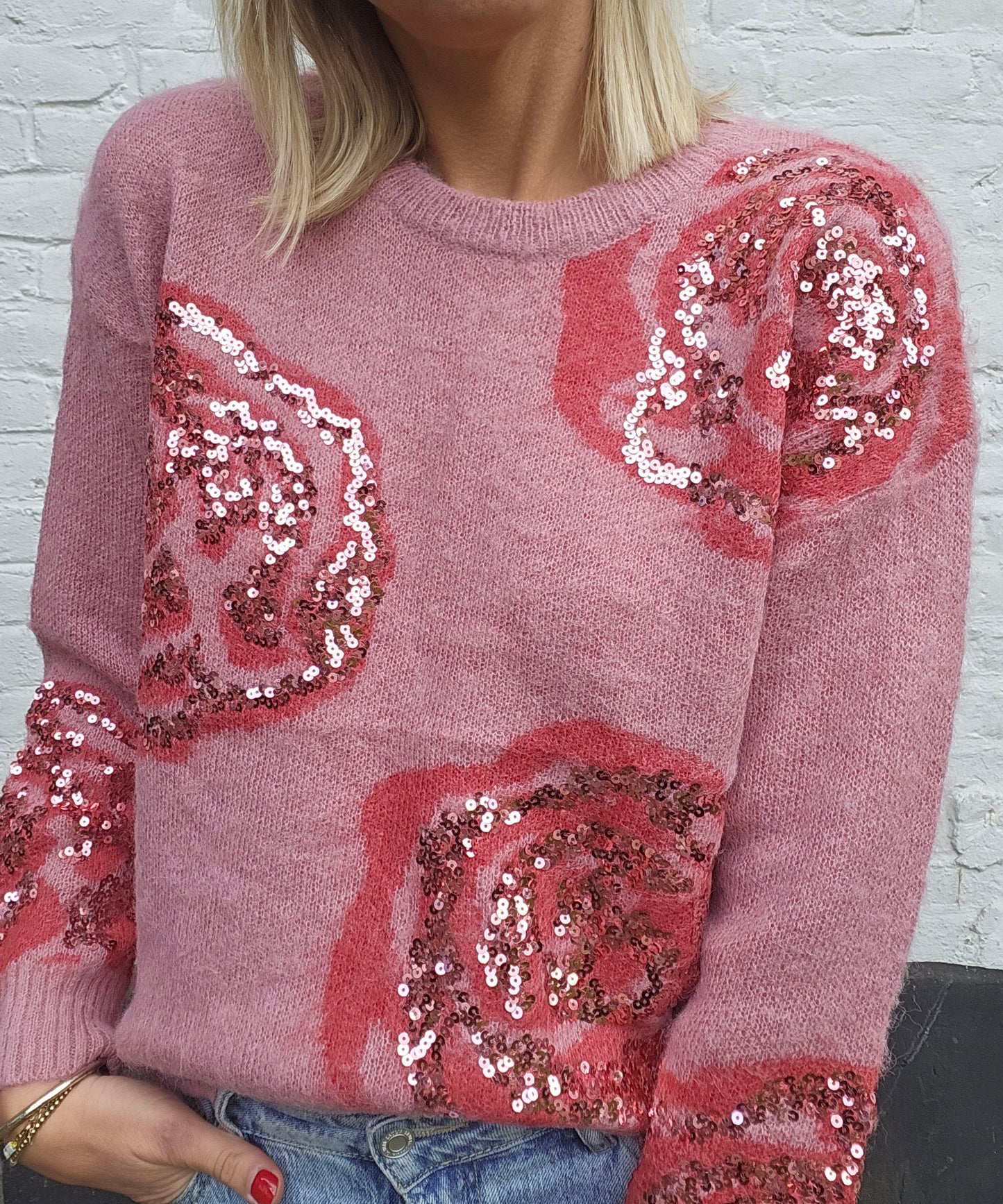 Pull-rose-avec-sequins