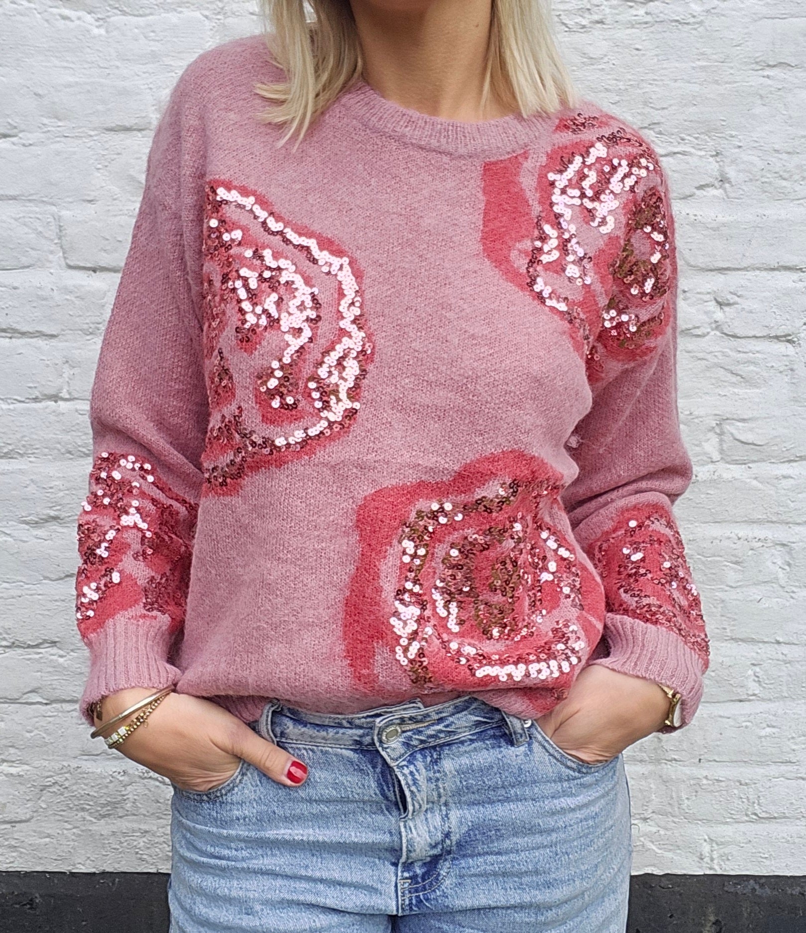 Pull-rose-avec-sequins