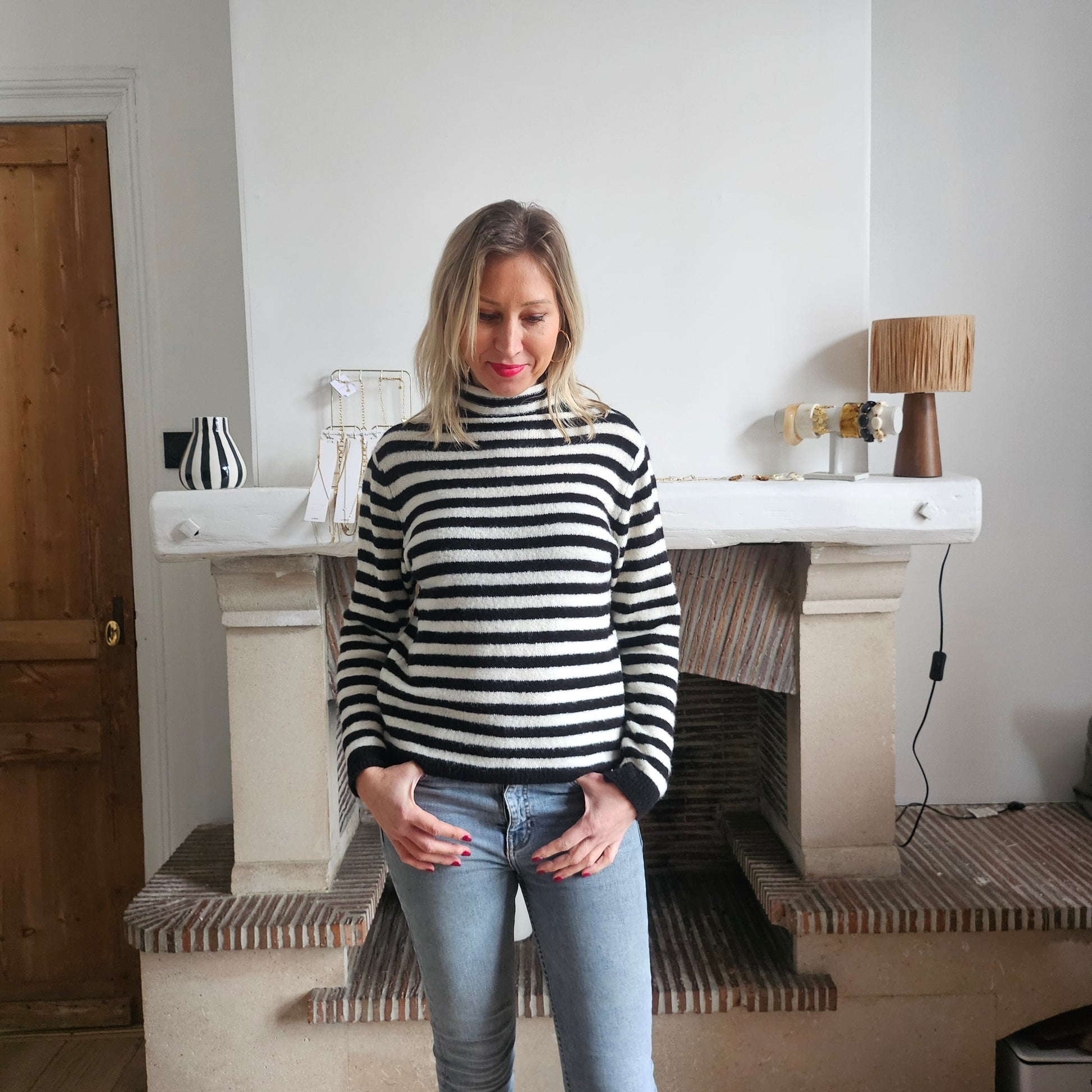 Pull_col_roule_raye_noir_et_blanc