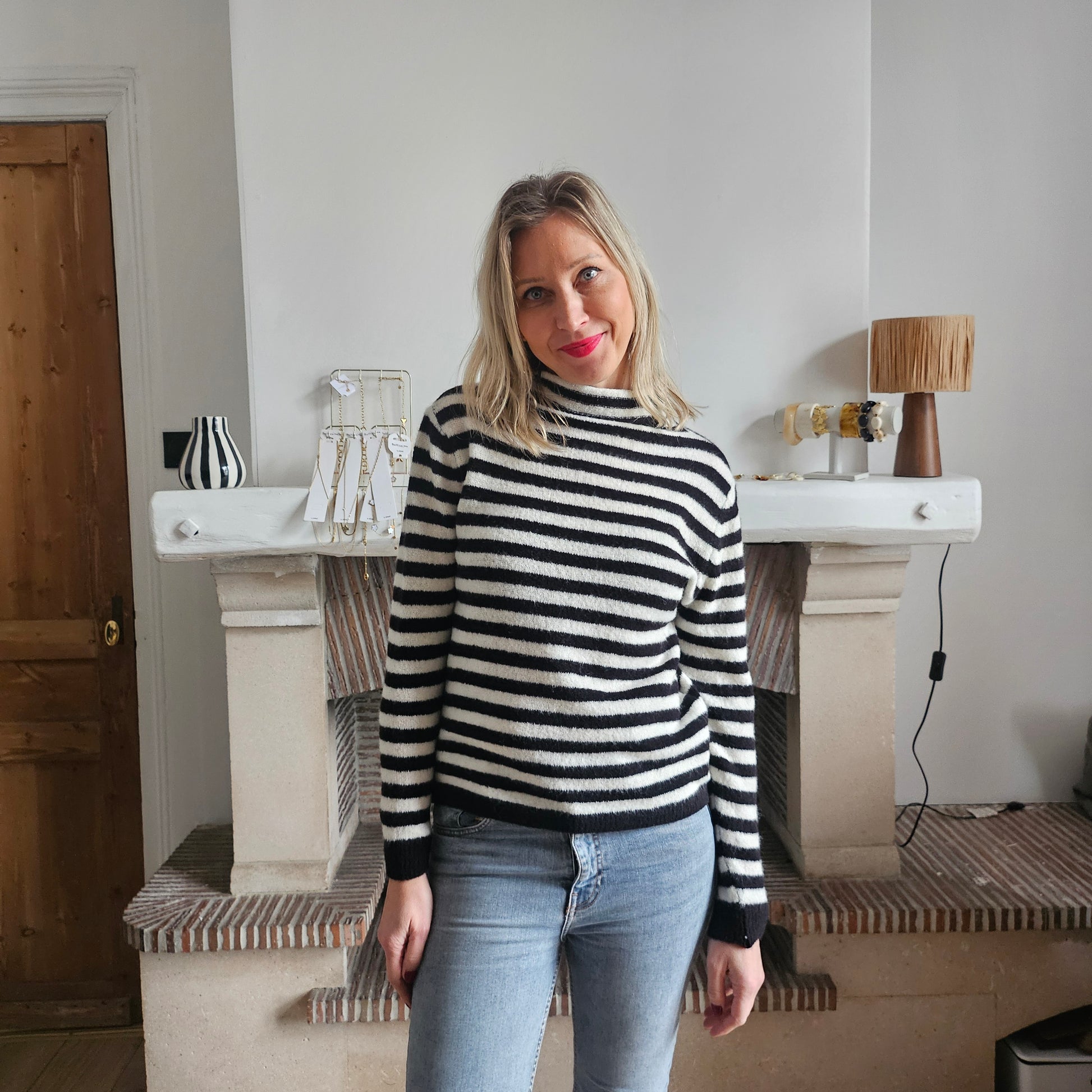Pull_col_roule_raye_noir_et_blanc