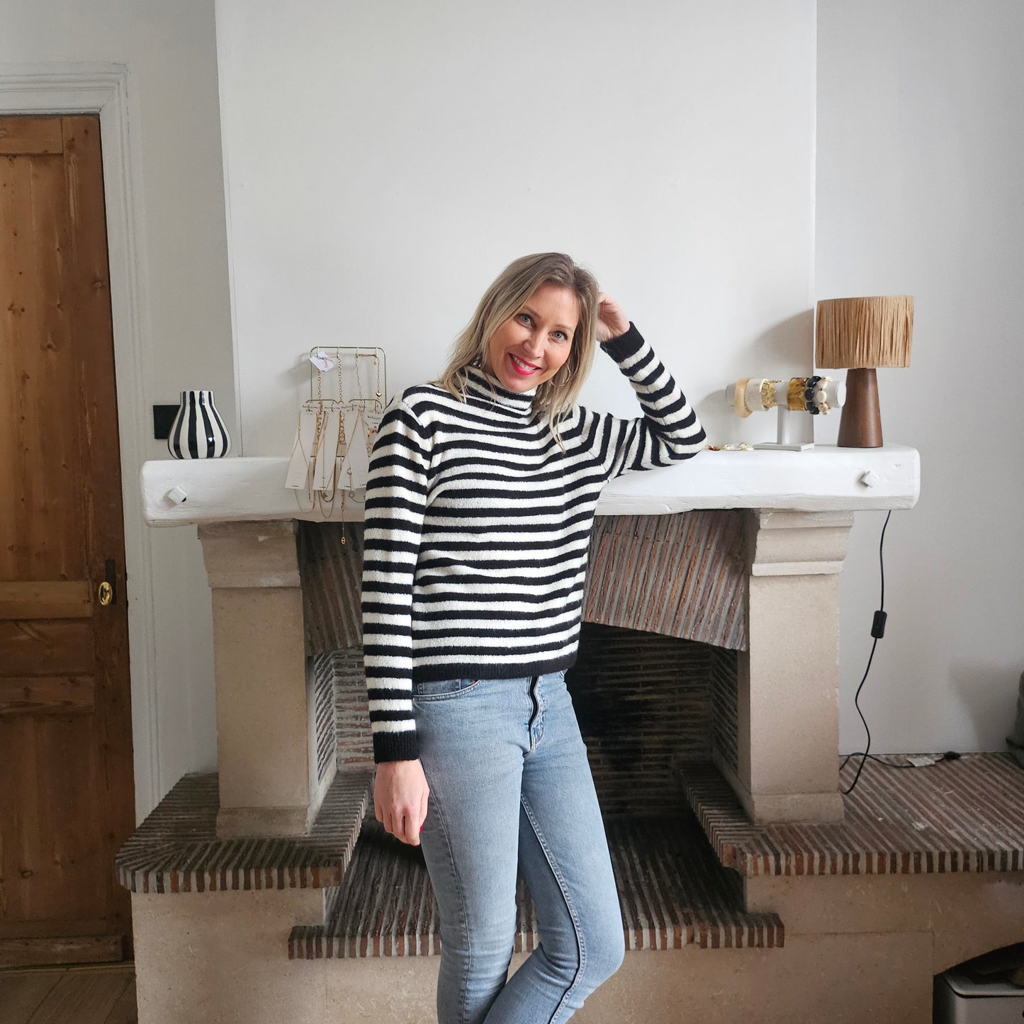 Pull_col_roule_raye_noir_et_blanc