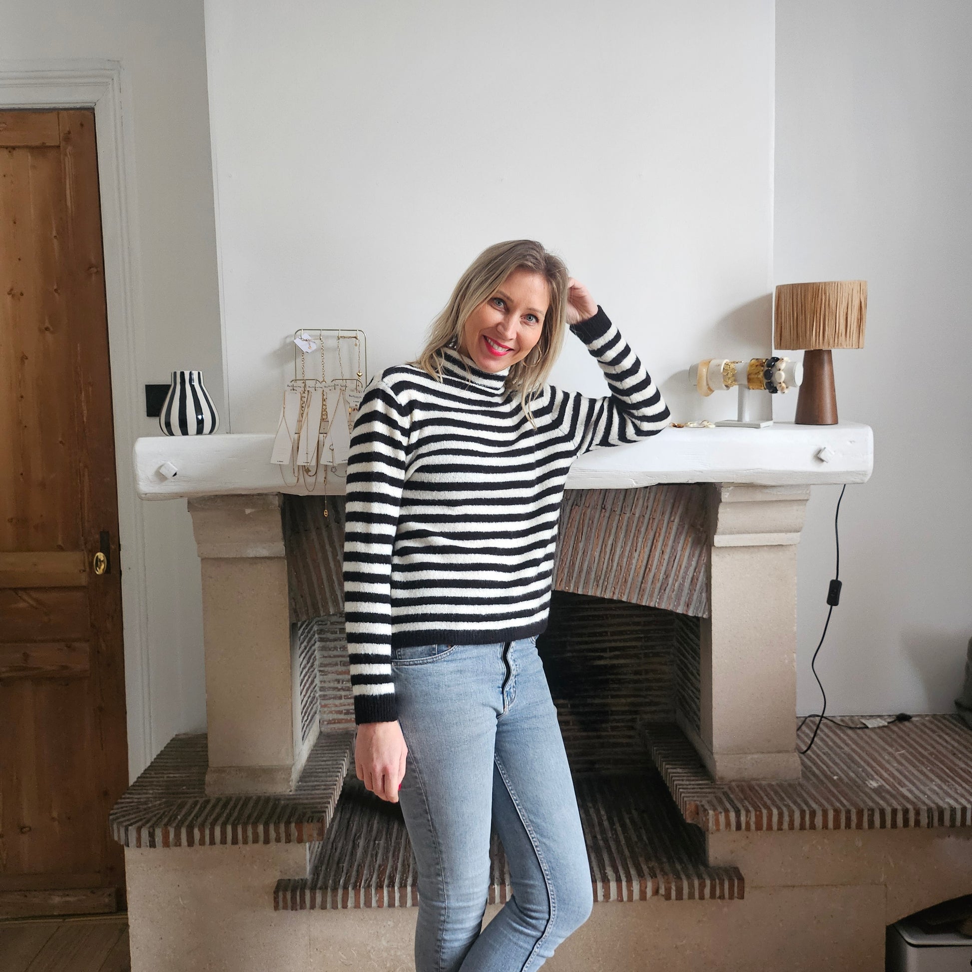 Pull_col_roule_raye_noir_et_blanc