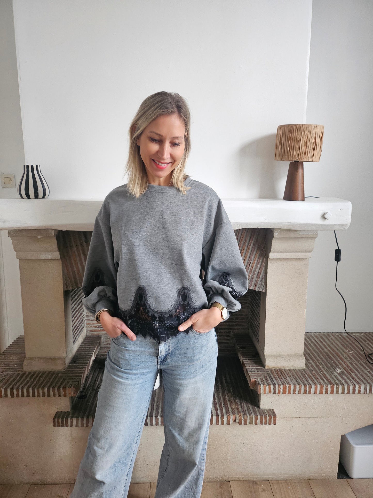 Sweat_gris_avec_dentelle