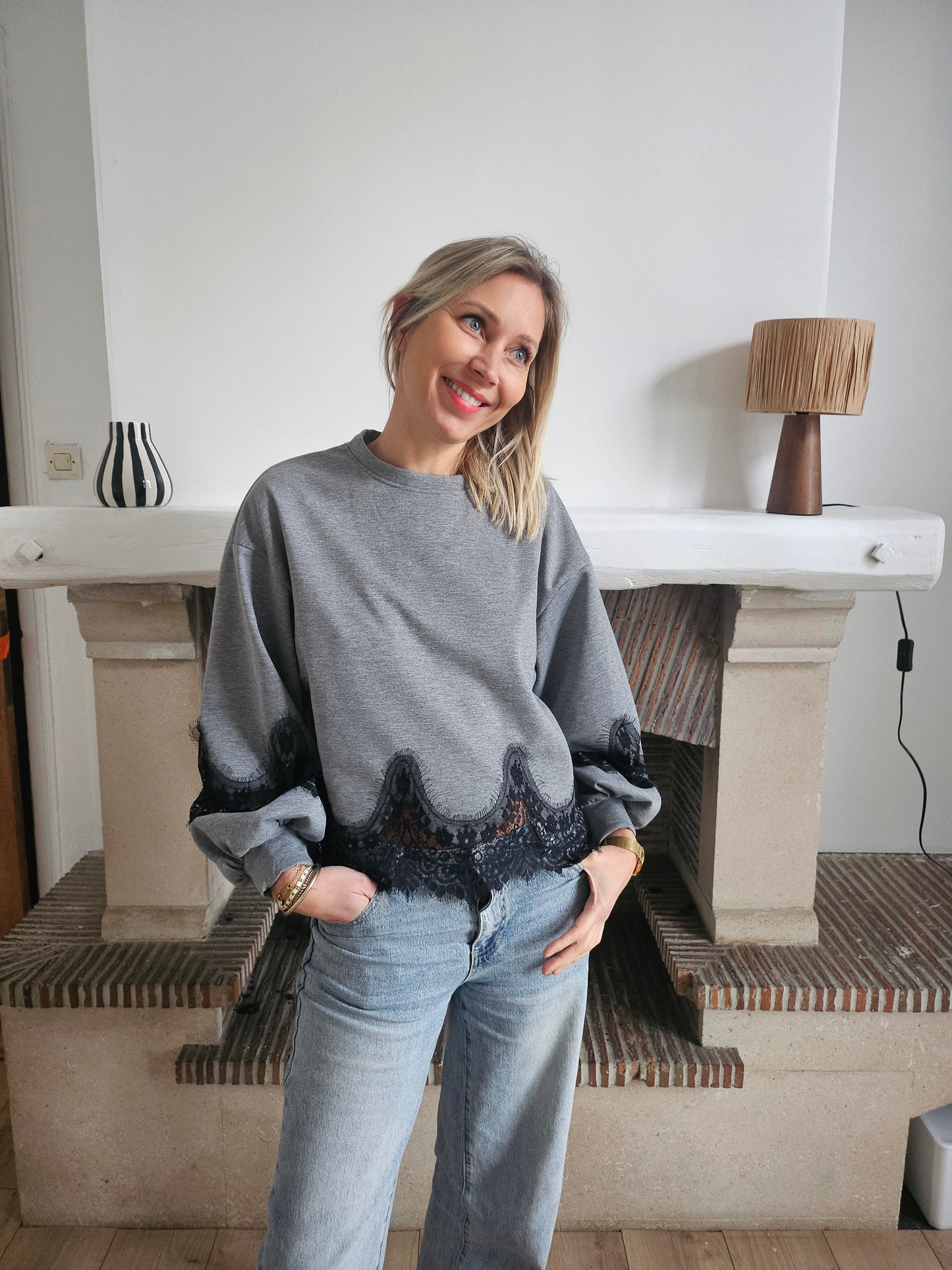 Sweat_gris_avec_dentelle