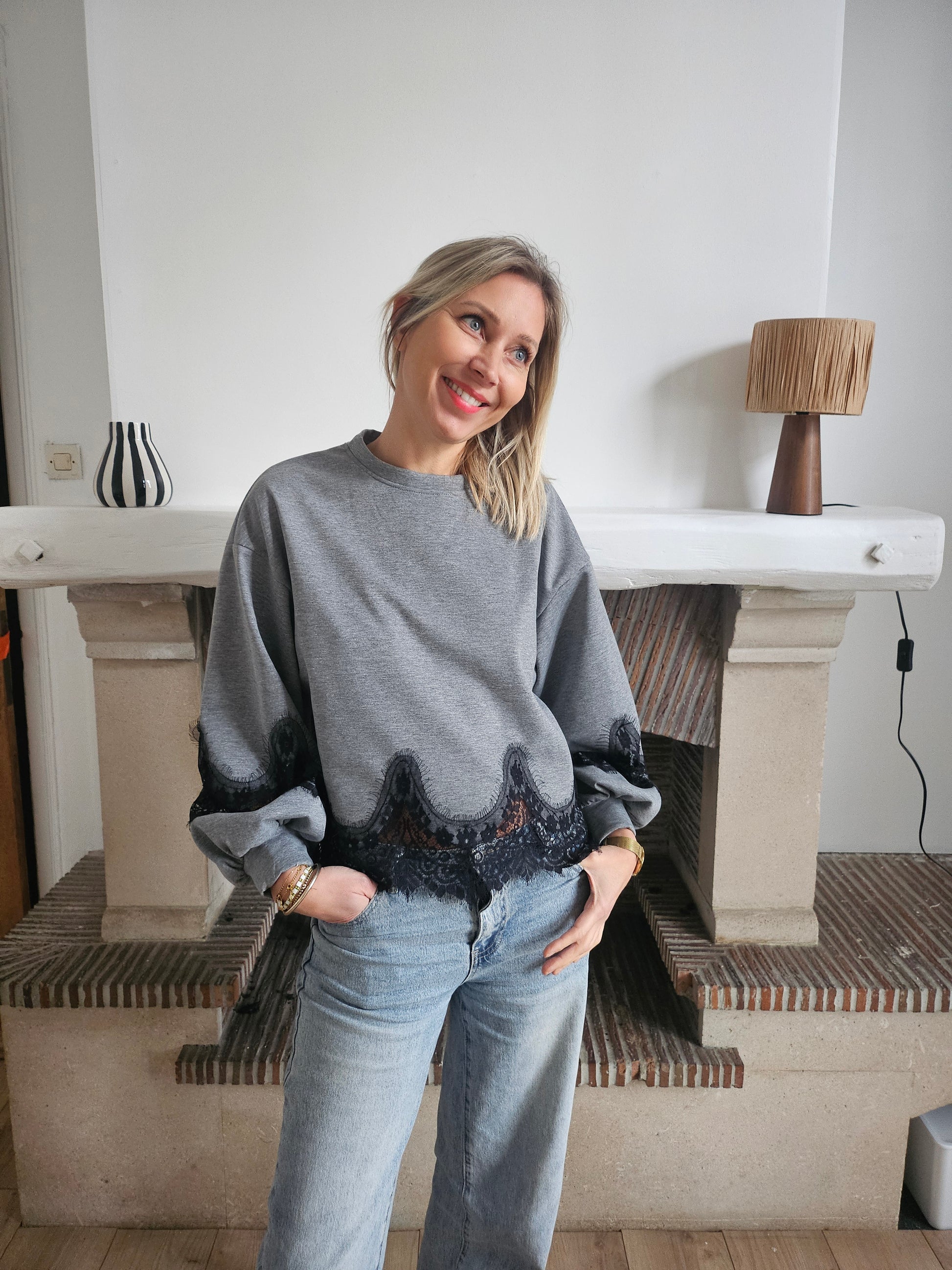 Sweat_gris_avec_dentelle