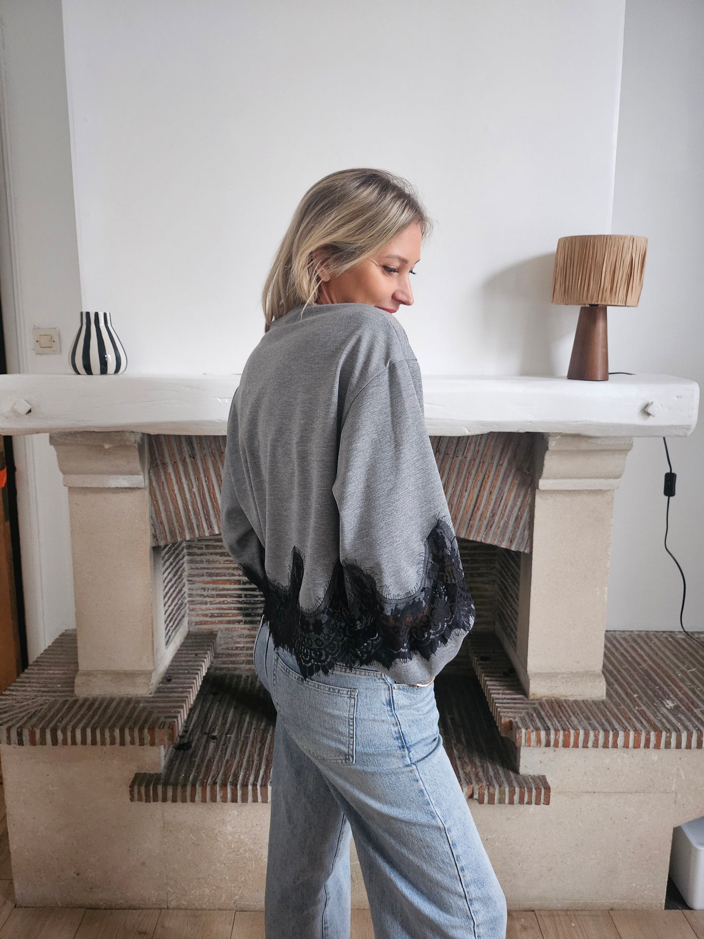 Sweat_gris_avec_dentelle