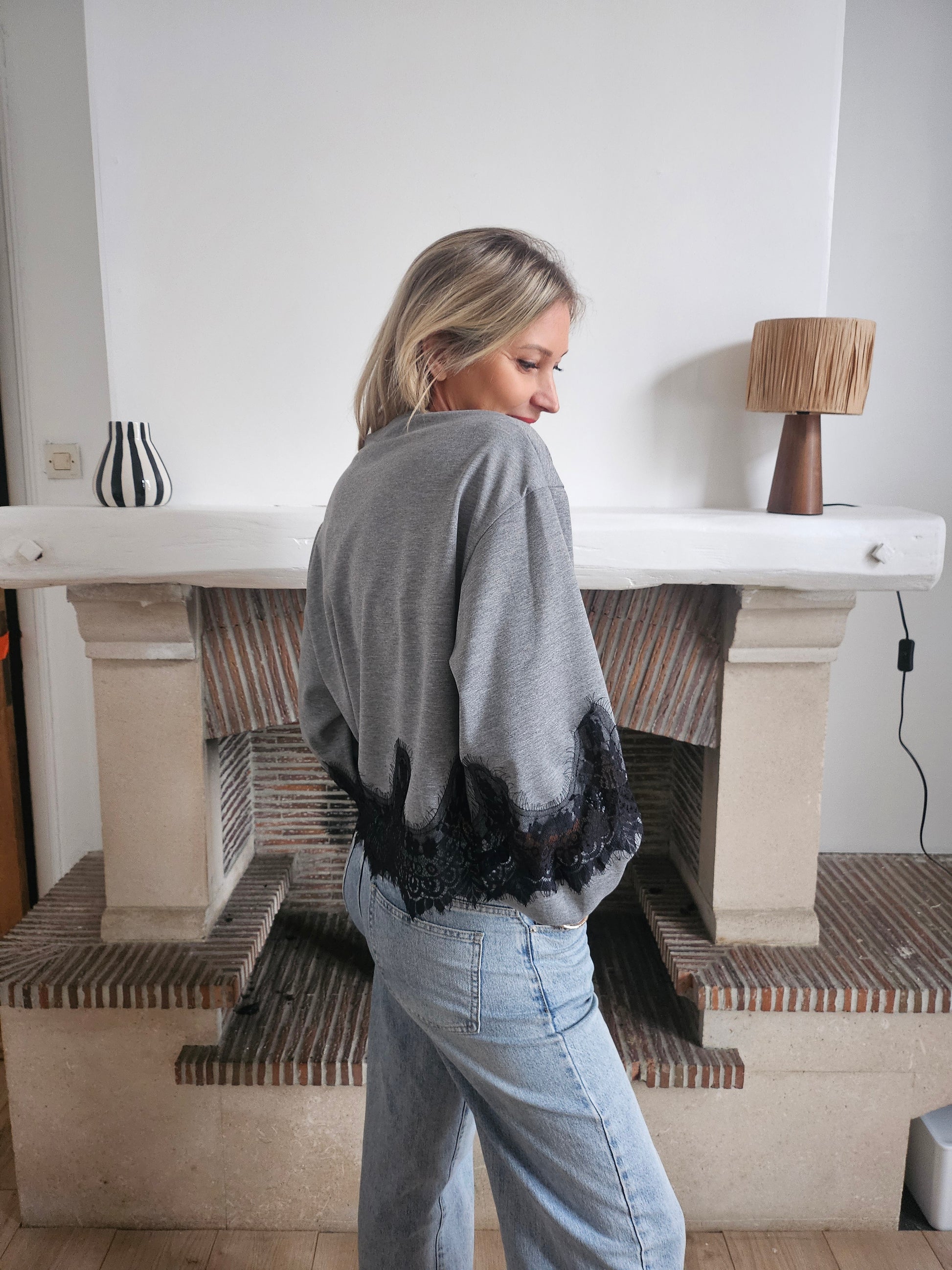 Sweat_gris_avec_dentelle