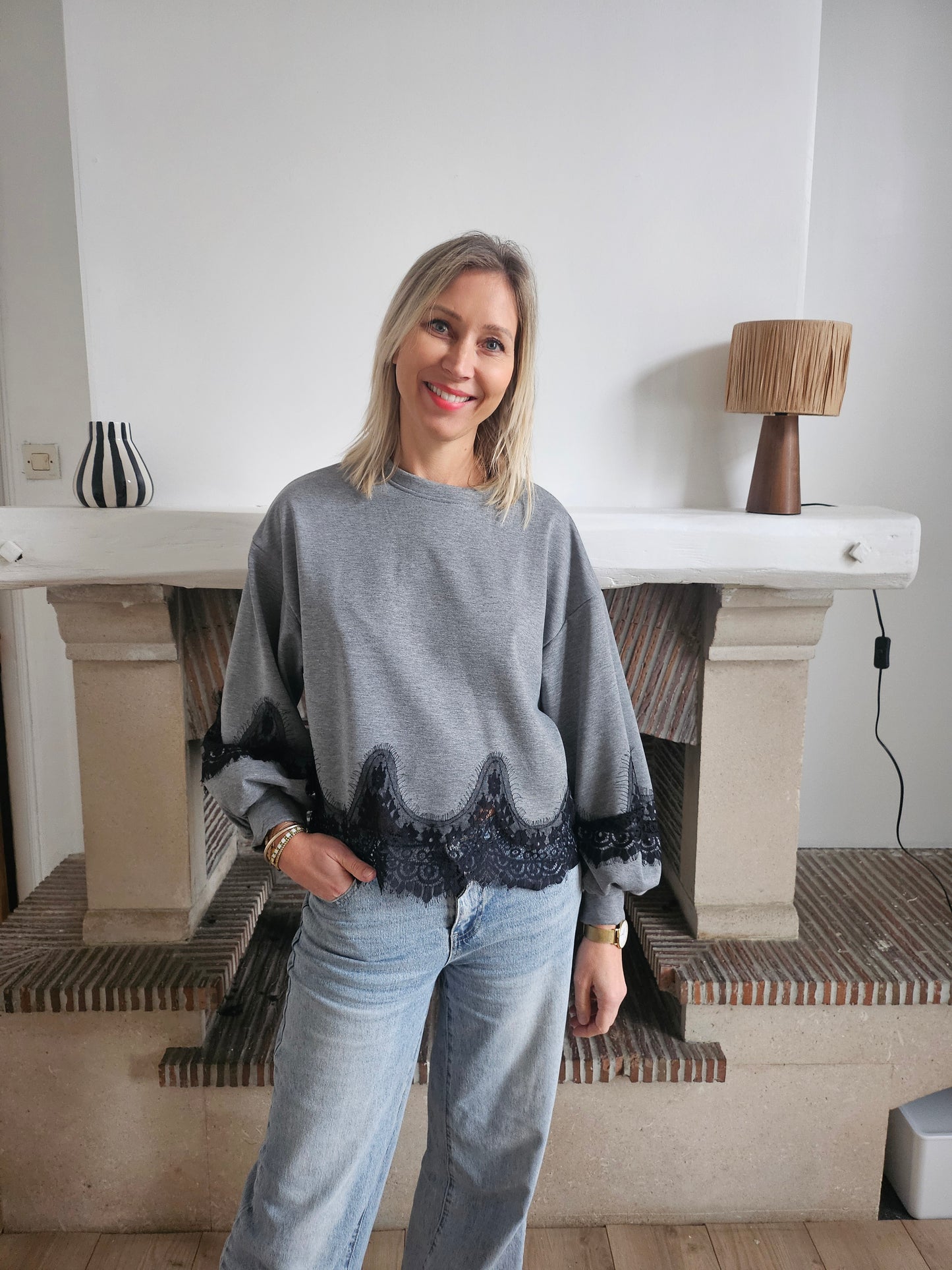 Sweat_gris_avec_dentelle