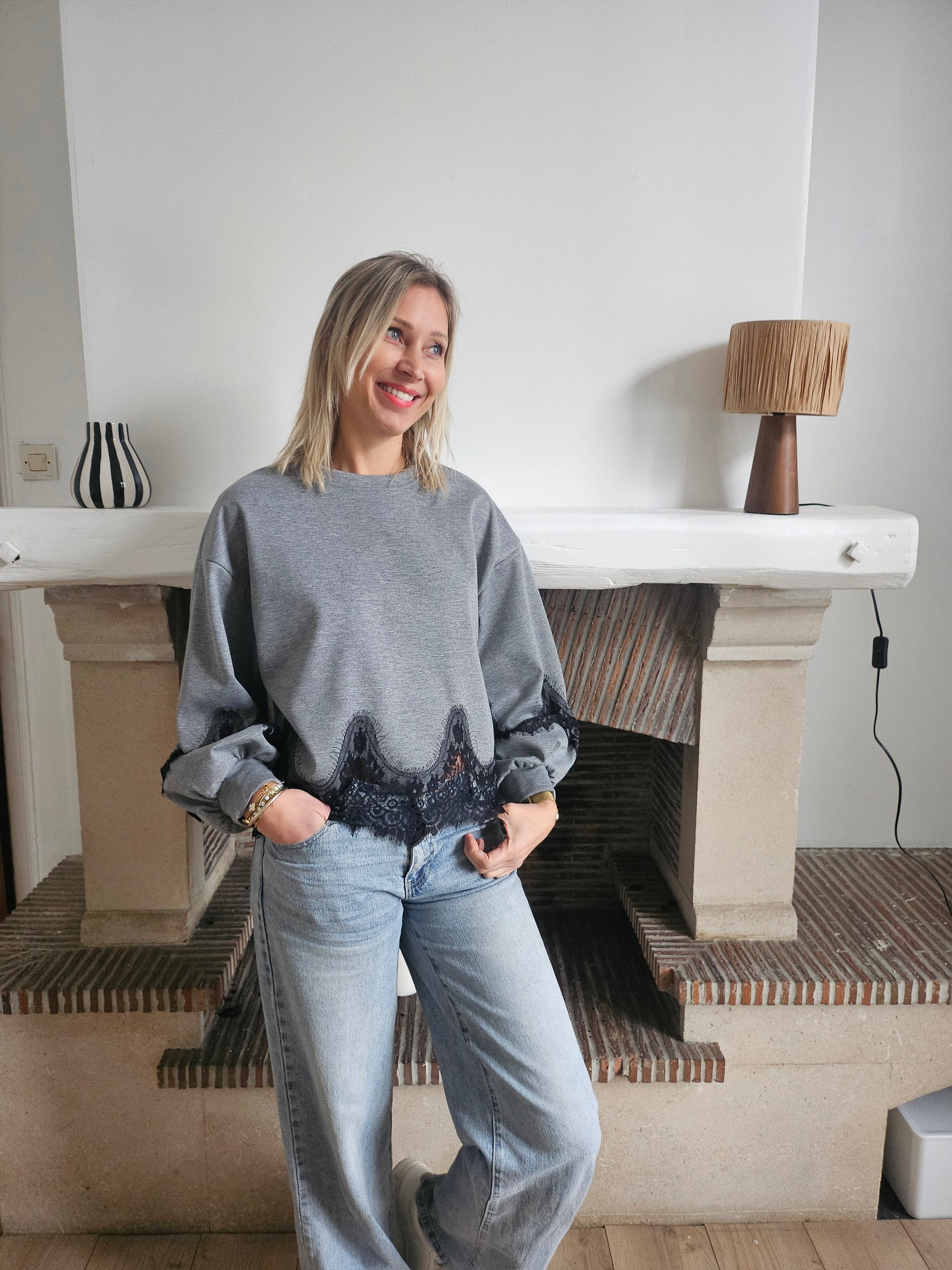 Sweat_gris_avec_dentelle