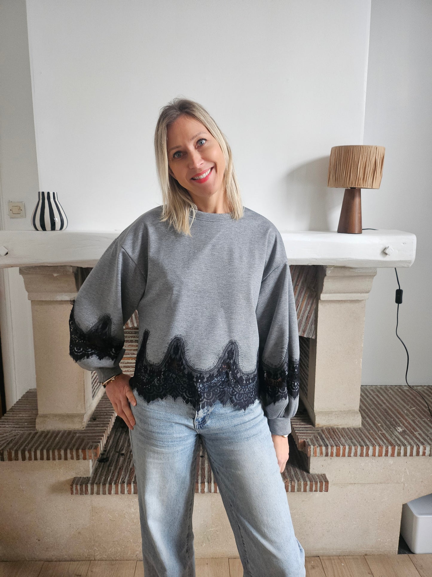 Sweat_gris_avec_dentelle