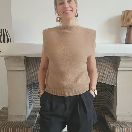 Pull_sans_manches_avec_paulettes_camel