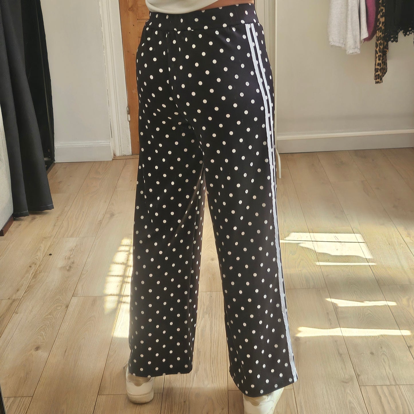 Pantalon noir à pois