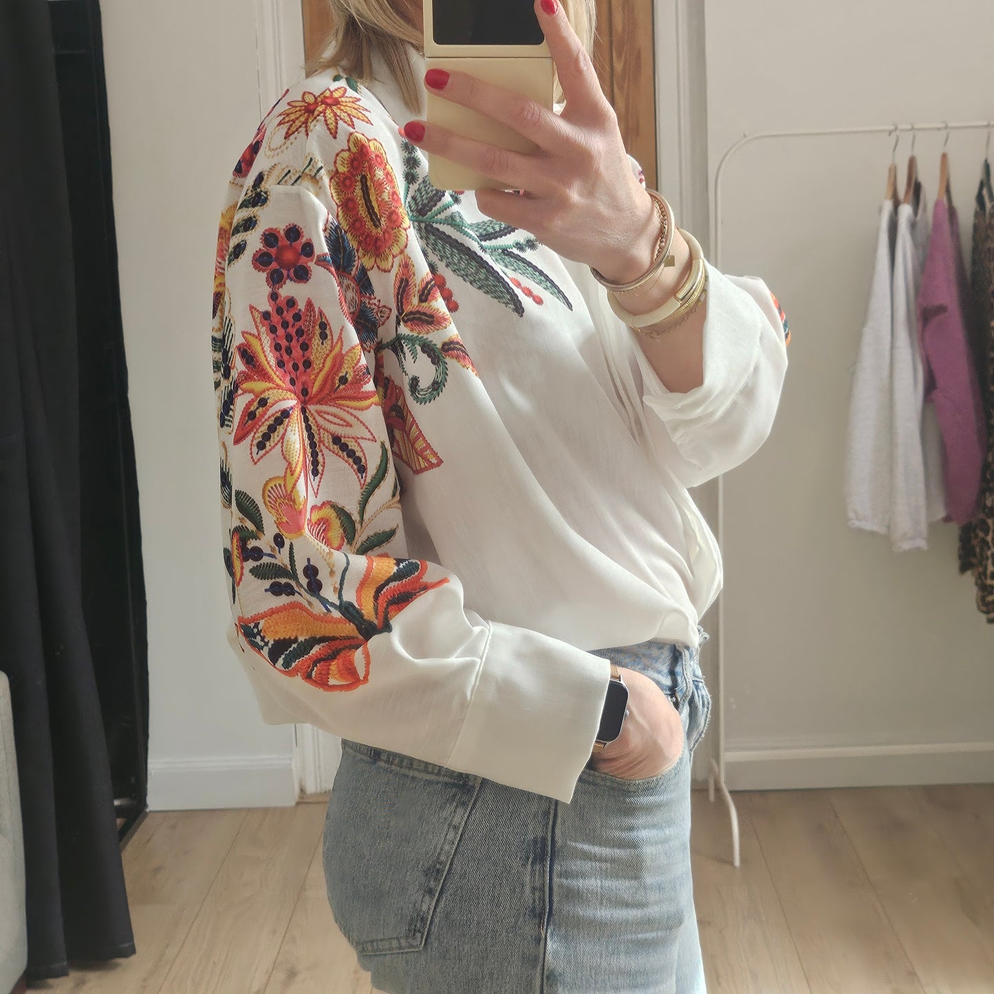Chemise blanche à fleurs