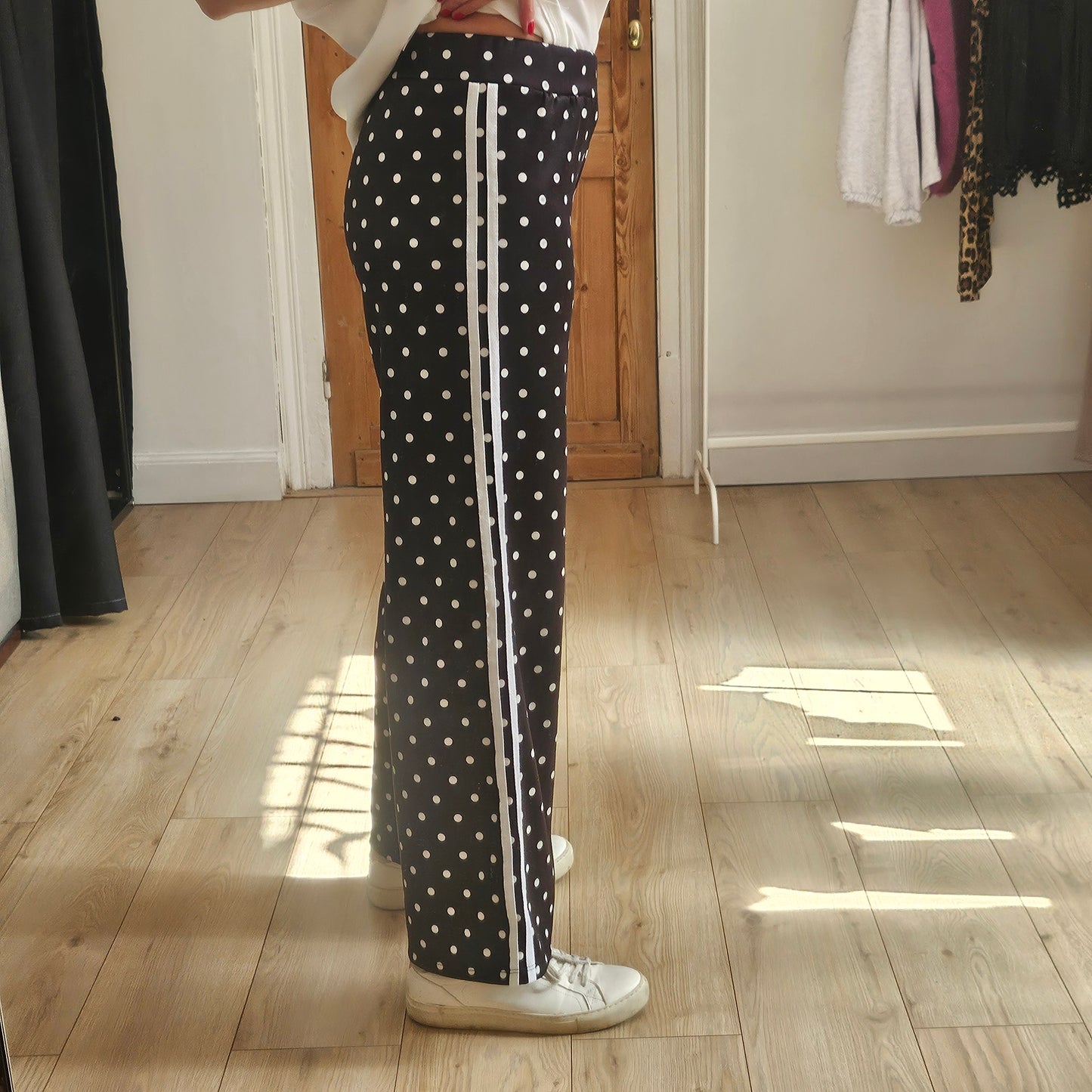 Pantalon noir à pois
