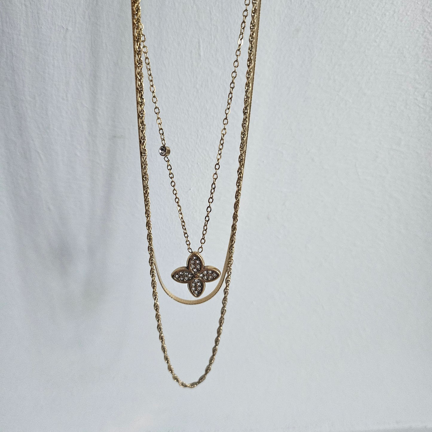 Collier triple rangs fleur