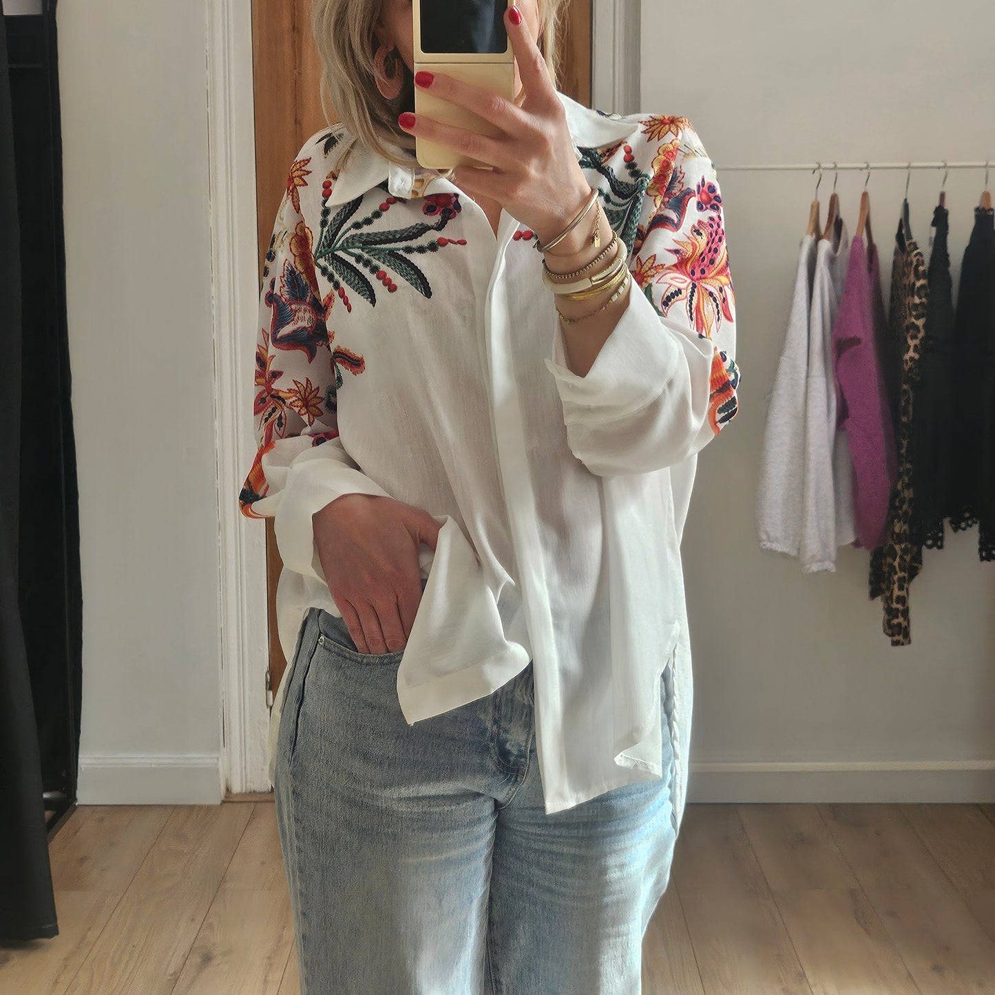 Chemise blanche à fleurs