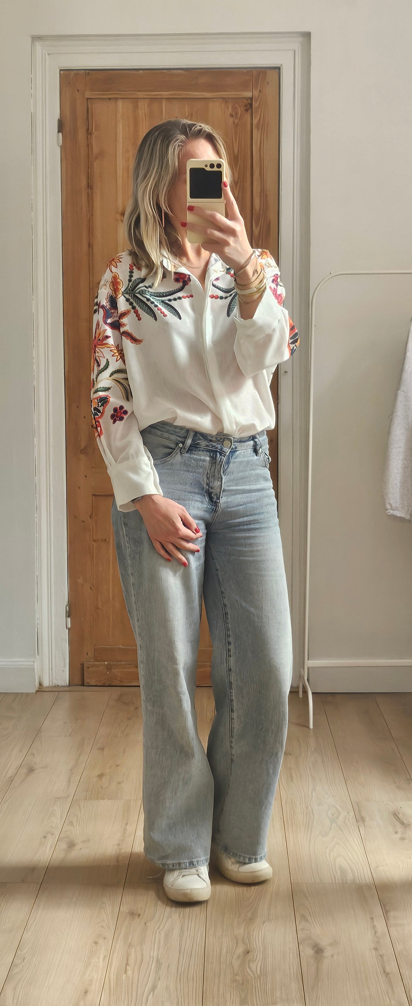 Chemise blanche à fleurs