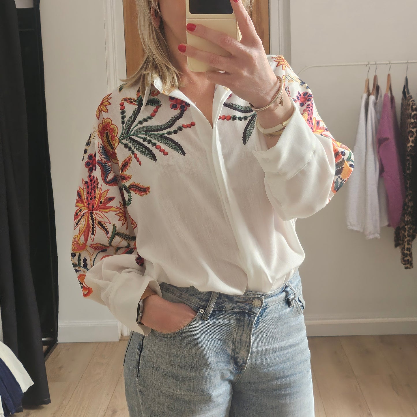 Chemise blanche à fleurs