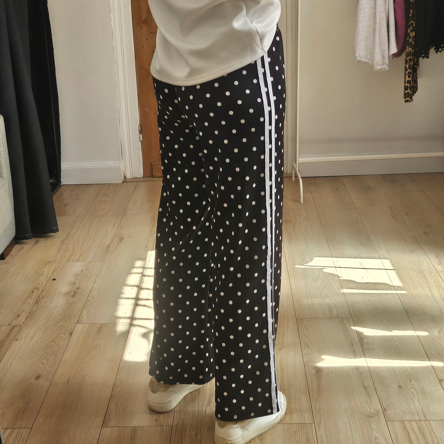 Pantalon noir à pois