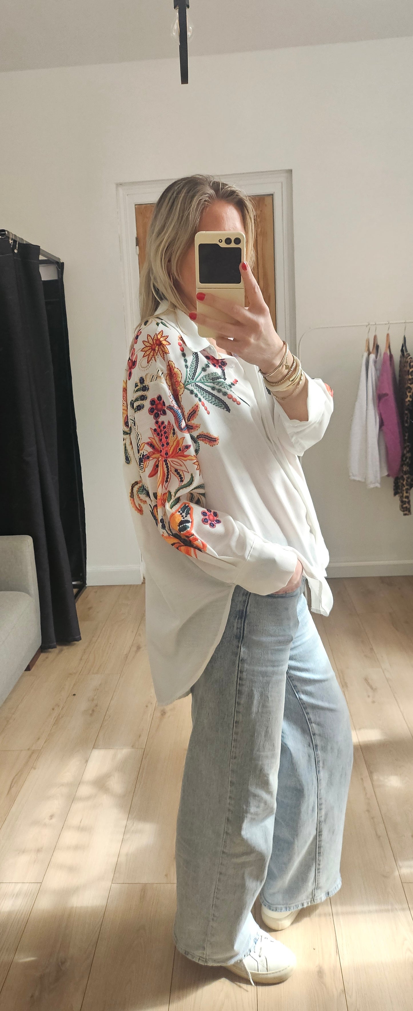 Chemise blanche à fleurs