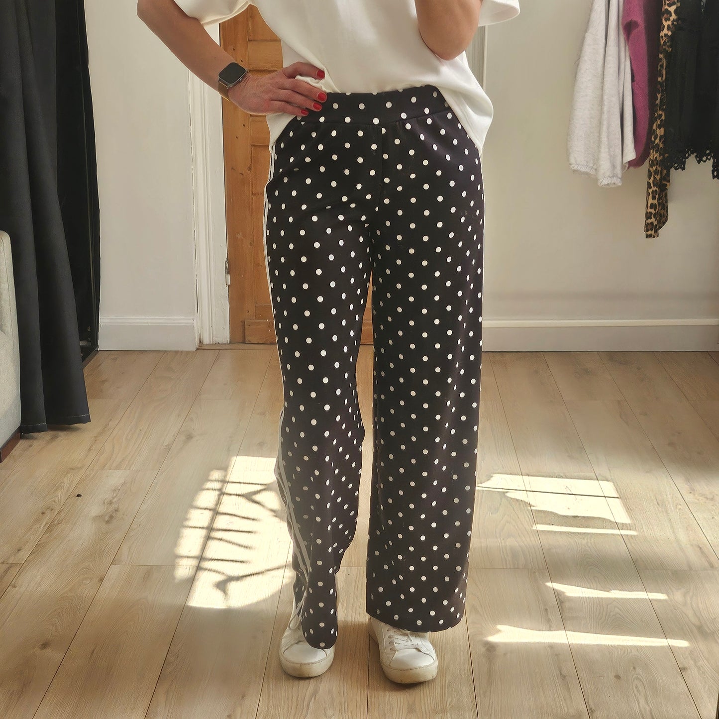 Pantalon noir à pois
