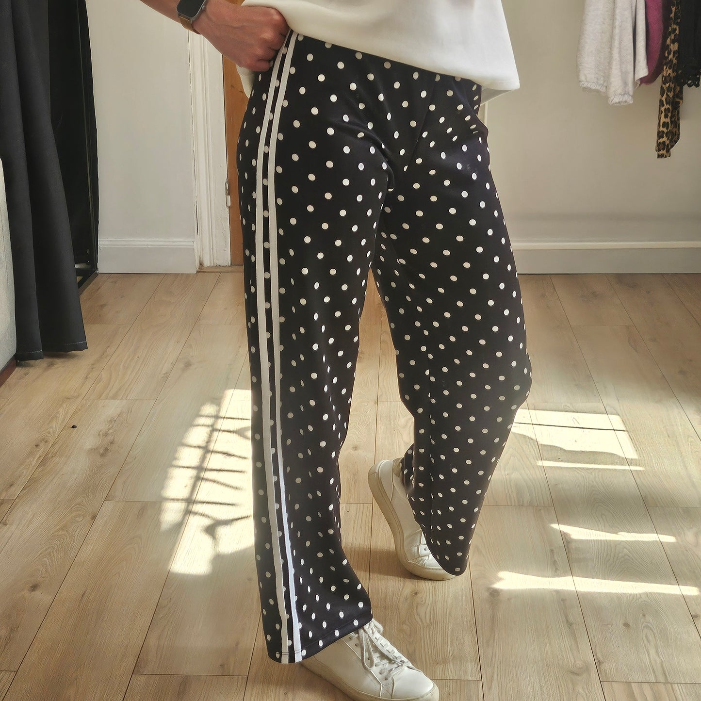 Pantalon noir à pois