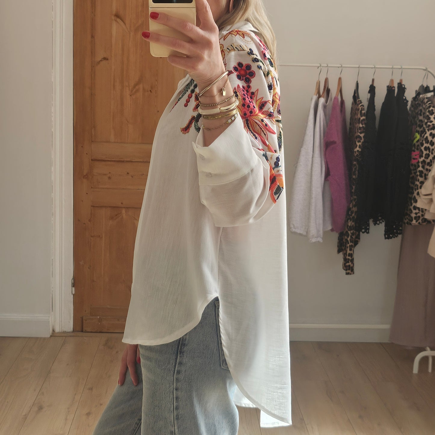 Chemise blanche à fleurs