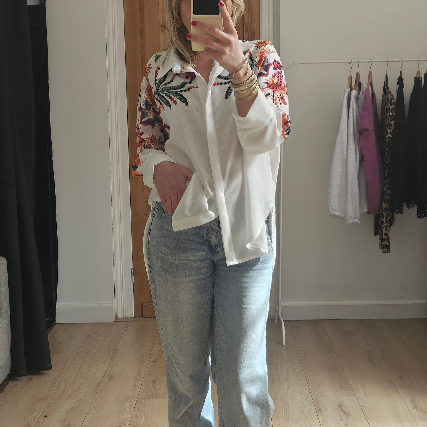 Chemise blanche à fleurs