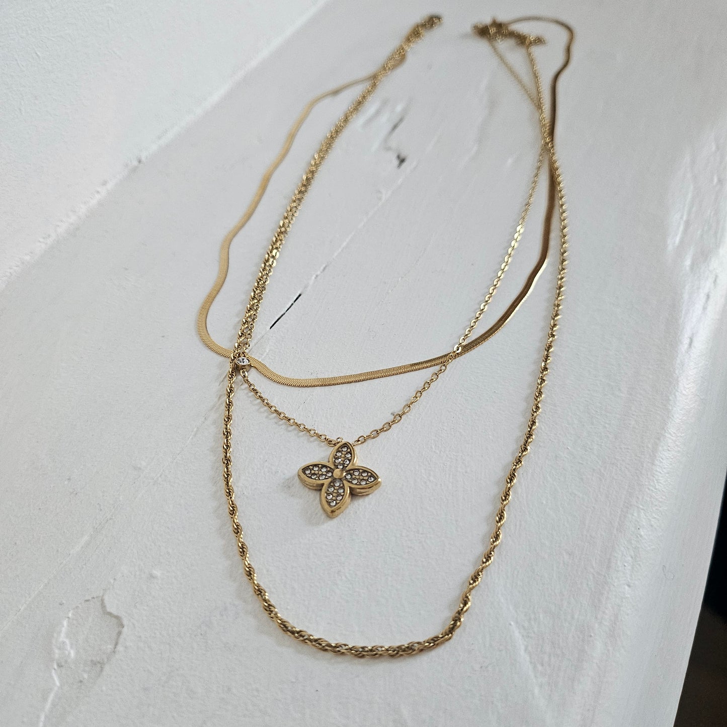 Collier triple rangs fleur