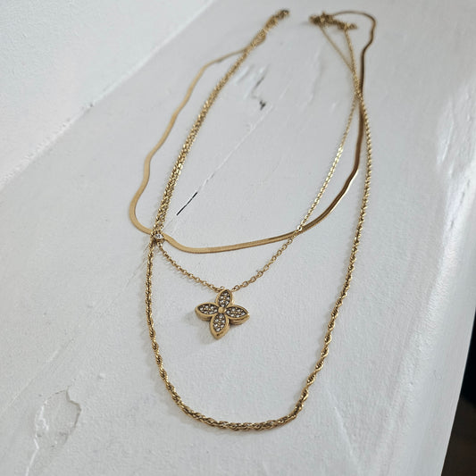 Collier triple rangs fleur