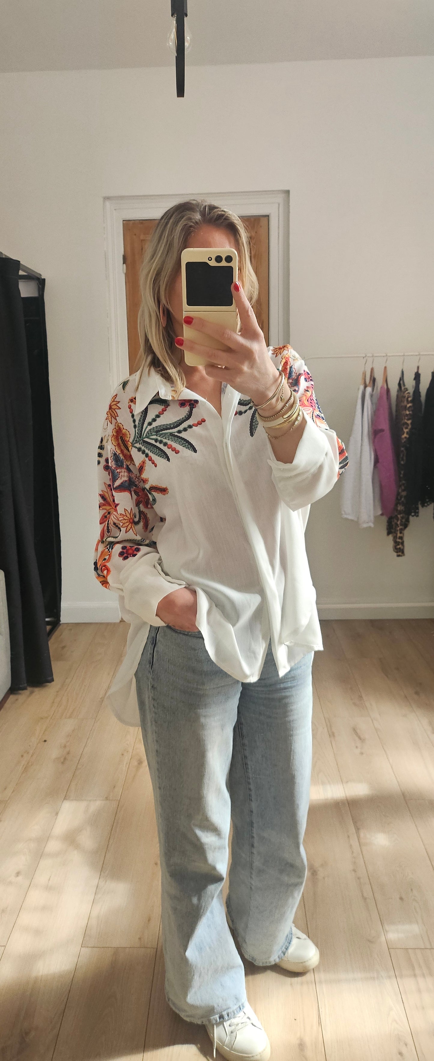 Chemise blanche à fleurs